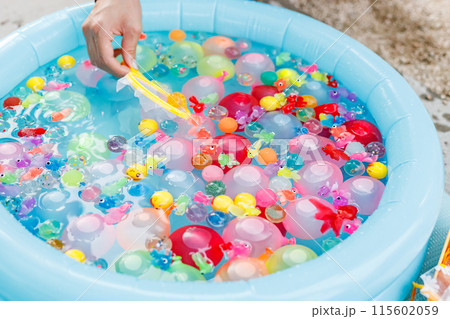 夏の風物詩｜金魚すくい 115602059