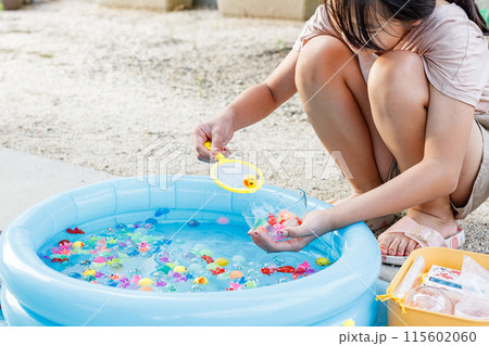 金魚すくいを楽しむ女の子 115602060