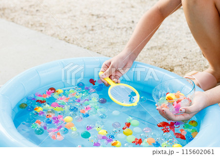 夏の風物詩｜金魚すくい 115602061