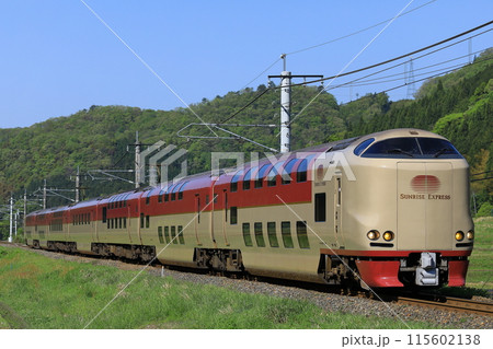 伯備線を走るサンライズ出雲 115602138