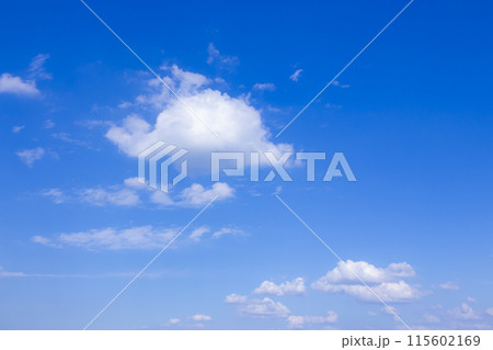 青空に白い雲 115602169