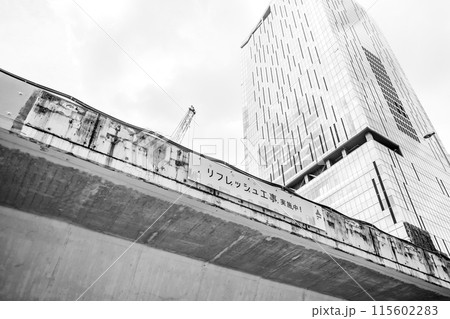 首都高リフレッシュ工事実施中の渋谷駅西口周辺　2024.06　モノクロ 115602283