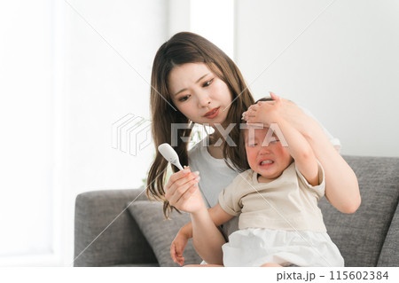 子どもの体温を測る若いアジア人の母親・ママ(発熱・熱・風邪・泣く) 子どもの体温を測る若いアジア人の母親・ママ(発熱・熱・風邪・泣く) 115602384