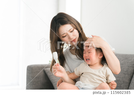 子どもの体温を測る若いアジア人の母親・ママ（発熱・熱・風邪・泣く） 115602385