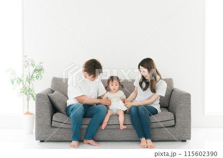 家のソファに座る若い日本人家族・ファミリー 115602390