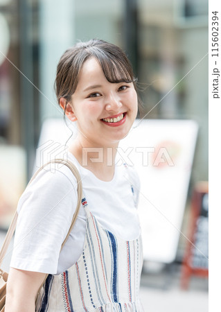 若くて可愛い日本人女性がショッピングのため街を歩く|買い物イメージ|街歩きイメージ 若くて可愛い日本人女性がショッピングのため街を歩く|買い物イメージ|街歩きイメージ 115602394