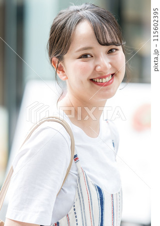 若くて可愛い日本人女性がショッピングのため街を歩く｜買い物イメージ｜街歩きイメージ 115602395