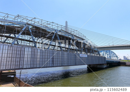 補修工事中の上平井橋(東京都葛飾区) 補修工事中の上平井橋(東京都葛飾区) 115602489
