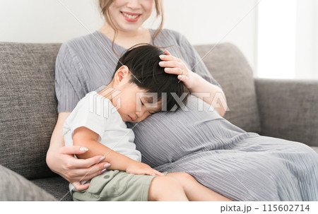 妊婦のお母さんのお腹の上でお昼寝をする男の子の寝顔(お昼寝・寝かしつけ・眠い・子守唄) 妊婦のお母さんのお腹の上でお昼寝をする男の子の寝顔(お昼寝・寝かしつけ・眠い・子守唄) 115602714