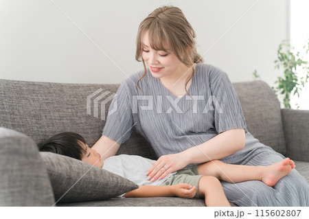 家で子供を寝かしつける日本人の妊婦(ママ) 家で子供を寝かしつける日本人の妊婦(ママ) 115602807