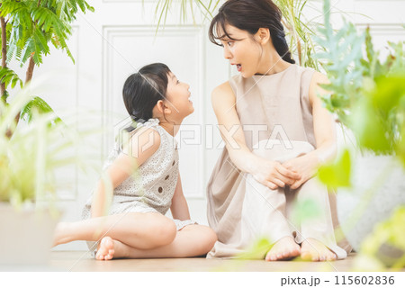 子供を見守る母親 子供を見守る母親 115602836