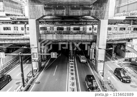 変貌する東京 工事中の渋谷駅 西口の首都高速下から 2024.06　モノクロ 115602889