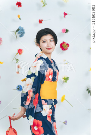 浴衣を着た女性のポートレート 115602903