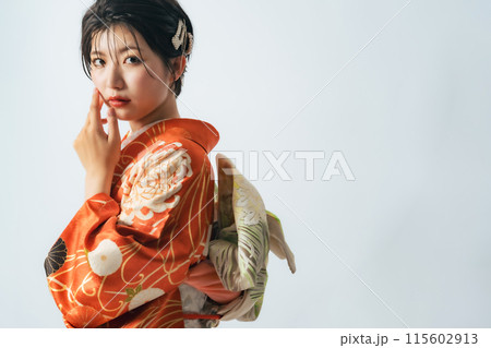 着物を着た女性のポートレート 成人式 着付け 着物を着た女性のポートレート 成人式 着付け 115602913