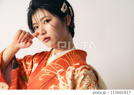 着物を着た女性のポートレート　成人式　着付け 115602917