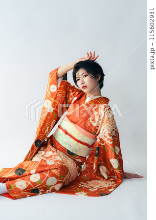 着物を着た女性のポートレート　成人式　着付け 115602931