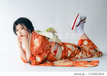 着物を着た女性のポートレート　成人式　着付け 115602934