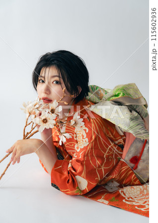 着物を着た女性のポートレート 成人式 着付け 着物を着た女性のポートレート 成人式 着付け 115602936