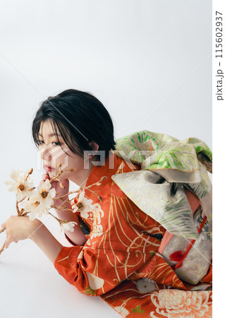 着物を着た女性のポートレート　成人式　着付け 115602937