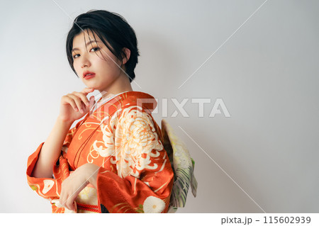 着物を着た女性のポートレート 成人式 着付け 着物を着た女性のポートレート 成人式 着付け 115602939