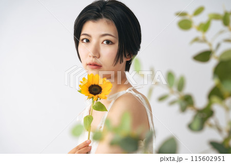 花を持つ女性の美容イメージ スキンケア コスメ 花を持つ女性の美容イメージ スキンケア コスメ 115602951