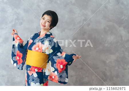 浴衣を着た女性のポートレート 115602971