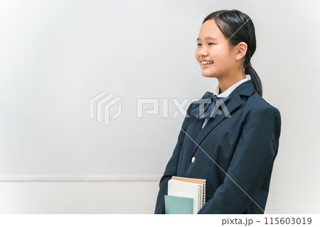 学校・塾の教室のホワイトボードの前にいる高校生・中学生・小学生の女の子 115603019