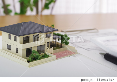 住宅のお金に関わる見積もりをするイメージ 115603137