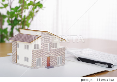 住宅のお金に関わる見積もりをするイメージ 115603138