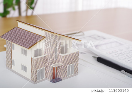 住宅のお金に関わる見積もりをするイメージ 115603140