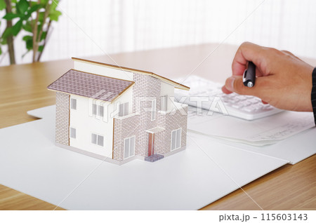 住宅のお金に関わる見積もりをするイメージ 115603143