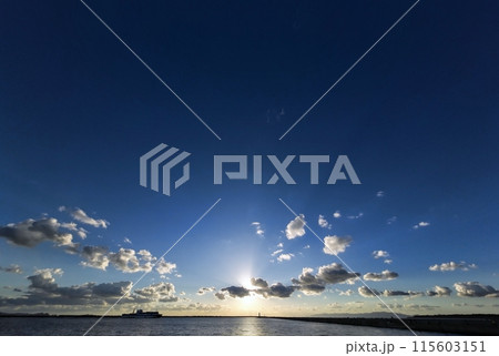 爽やかな青空に雲が浮かんだ夕空と港・秋・超広角・空主体・231029pm 115603151