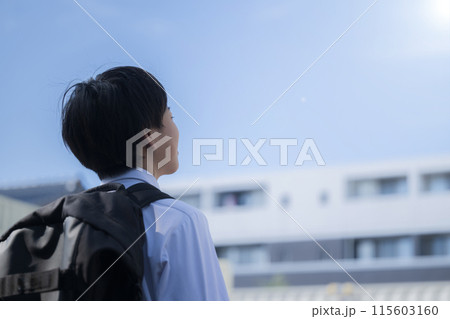 目標や希望に空と校舎を見上げる中学生　高校受験や頑張る顔無しイメージ 115603160