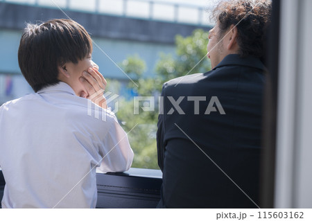 学校のベランダで進路を悩む先生に相談する中学生 高校受験や頑張る横顔の顔無しイメージ 学校のベランダで進路を悩む先生に相談する中学生 高校受験や頑張る横顔の顔無しイメージ 115603162