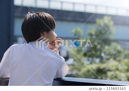 学校のベランダから進路を悩む空を見上げる中学生　高校受験や頑張る横顔の顔無しイメージ 115603163