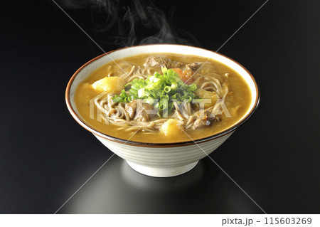 万能葱たっぷりの熱々カレー蕎麦を黒背景で撮影 万能葱たっぷりの熱々カレー蕎麦を黒背景で撮影 115603269
