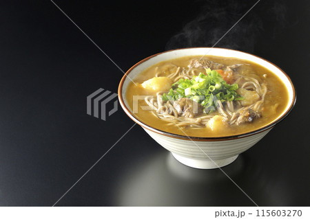 万能葱たっぷりの熱々カレー蕎麦を黒背景で撮影 115603270