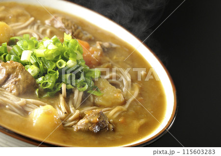 万能葱たっぷりの熱々カレー蕎麦を黒背景で撮影 万能葱たっぷりの熱々カレー蕎麦を黒背景で撮影 115603283