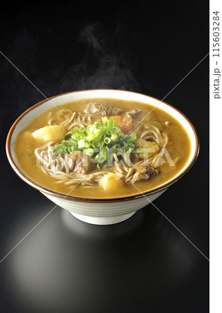 万能葱たっぷりの熱々カレー蕎麦を黒背景で撮影 万能葱たっぷりの熱々カレー蕎麦を黒背景で撮影 115603284