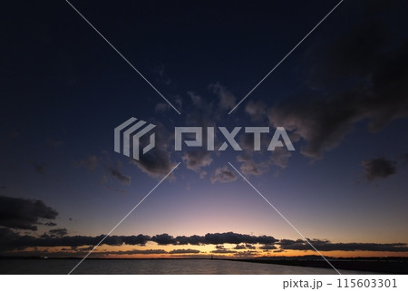 夕暮れ空のグラデーションと港・秋・超広角・空主体・231029pm 115603301