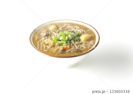 万能葱たっぷりの熱々カレー蕎麦を白背景で撮影 115603338