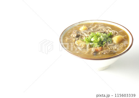 万能葱たっぷりの熱々カレー蕎麦を白背景で撮影 万能葱たっぷりの熱々カレー蕎麦を白背景で撮影 115603339