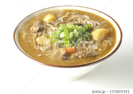 万能葱たっぷりの熱々カレー蕎麦を白背景で撮影 115603341