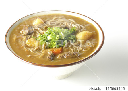 万能葱たっぷりの熱々カレー蕎麦を白背景で撮影 115603346
