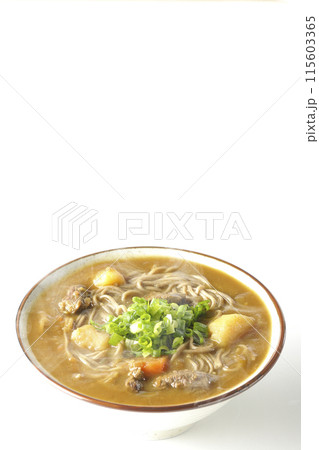 万能葱たっぷりの熱々カレー蕎麦を白背景で撮影 115603365