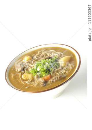 万能葱たっぷりの熱々カレー蕎麦を白背景で撮影 115603367