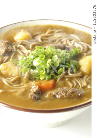 万能葱たっぷりの熱々カレー蕎麦を白背景で撮影 万能葱たっぷりの熱々カレー蕎麦を白背景で撮影 115603376