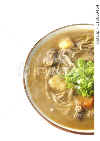 万能葱たっぷりの熱々カレー蕎麦を白背景で撮影 万能葱たっぷりの熱々カレー蕎麦を白背景で撮影 115603464