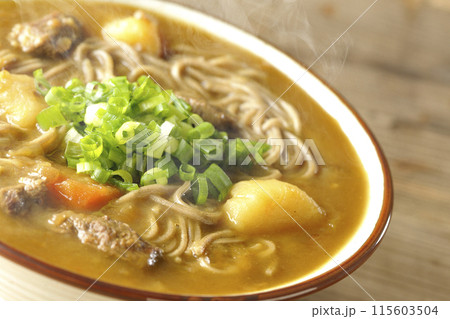 万能葱たっぷりの熱々カレー蕎麦 115603504