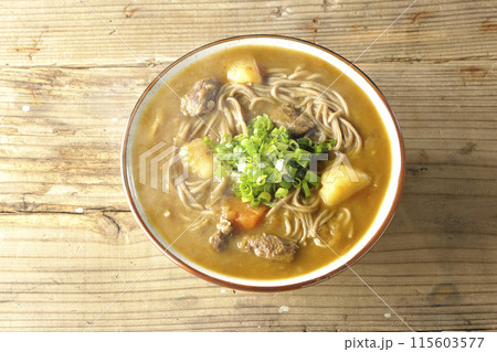 万能葱たっぷりの熱々カレー蕎麦を俯瞰で撮影 万能葱たっぷりの熱々カレー蕎麦を俯瞰で撮影 115603577